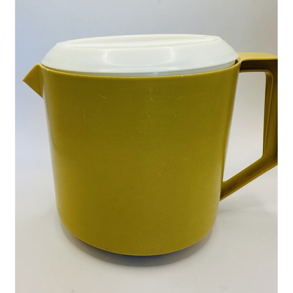 RUBBERMAID Retro Yellow/Gold 1 1/2 (1.5) Quart Pitcher With Lid Vintage